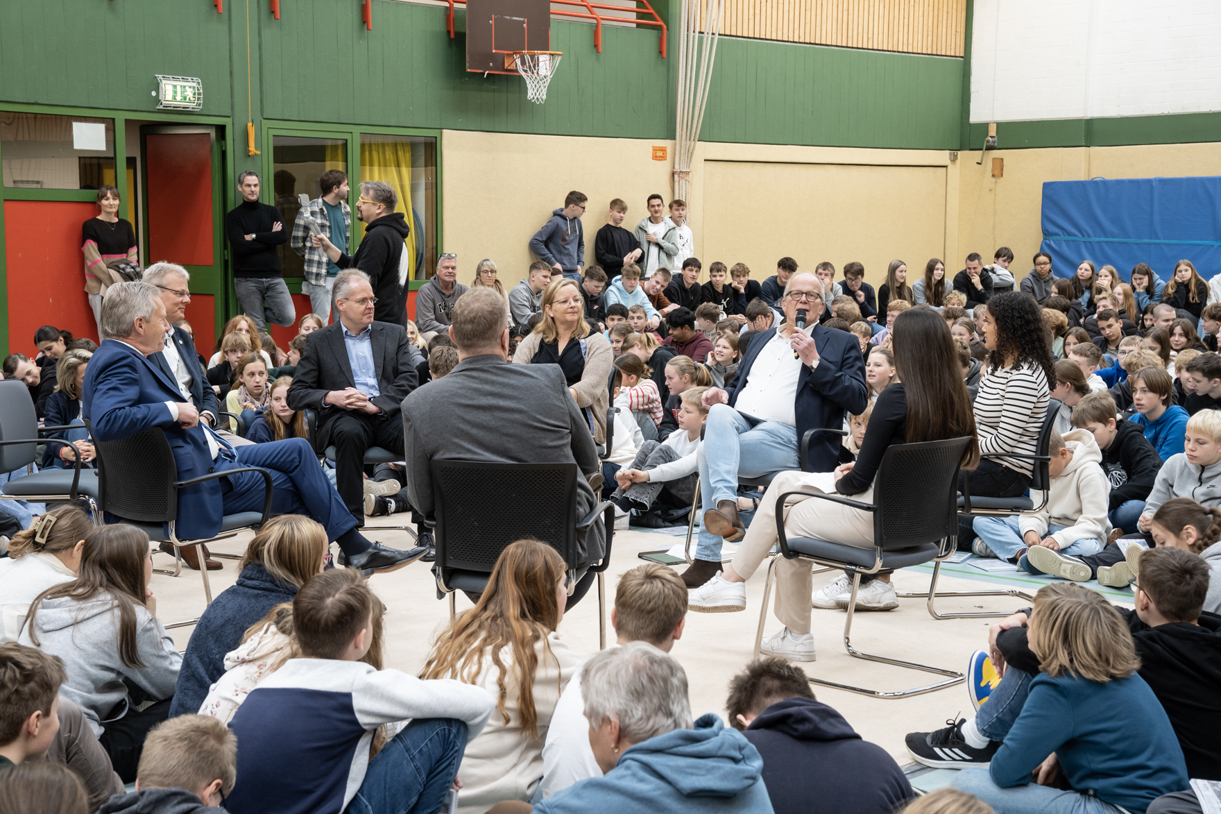 Christian Wulf spricht mit Schülern in der Oberschule Thomas Morus Schule