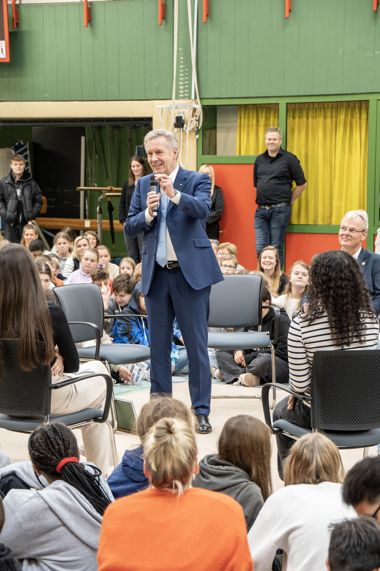 Christian Wulf spricht mit Schülern an der Oberschule Osnabrück Thomas Morus Schule