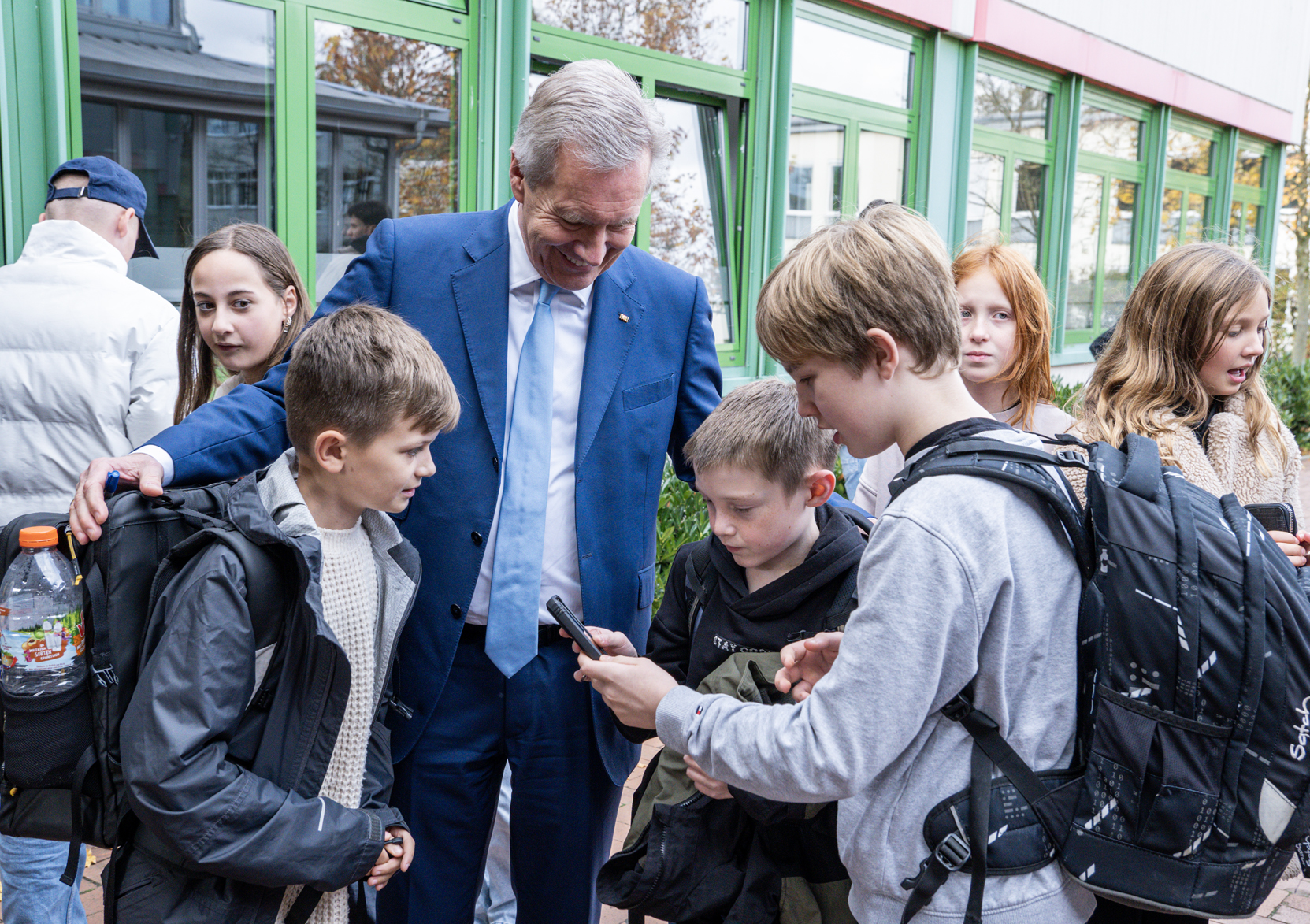 Christian Wulf spricht mit Schülern auf dem Schulhof der Thomas Morus Schule